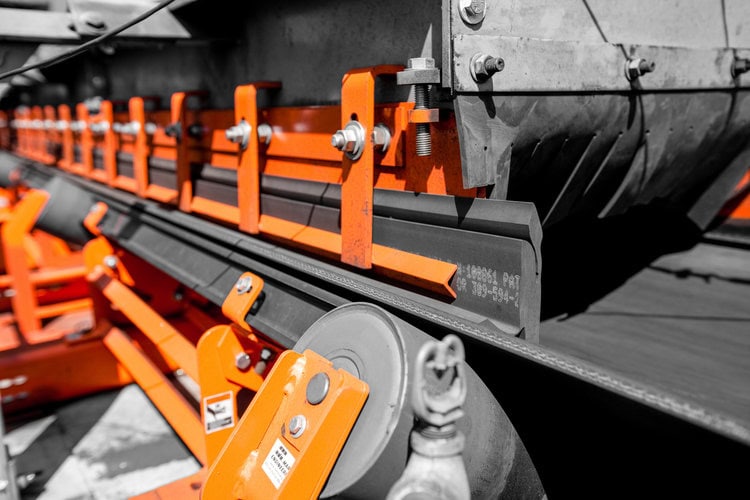 Conveyor Dust and Spillage: The Importance of  Skirtboard Sealing Systems