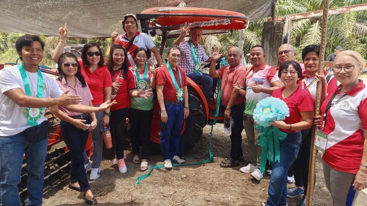 Farmers of Sultan Kudarat received new equipment and free fertilizer